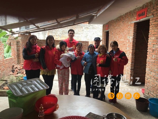 志愿者给贫困户送温暖,寒冬腊月送真情志愿服务暖人心