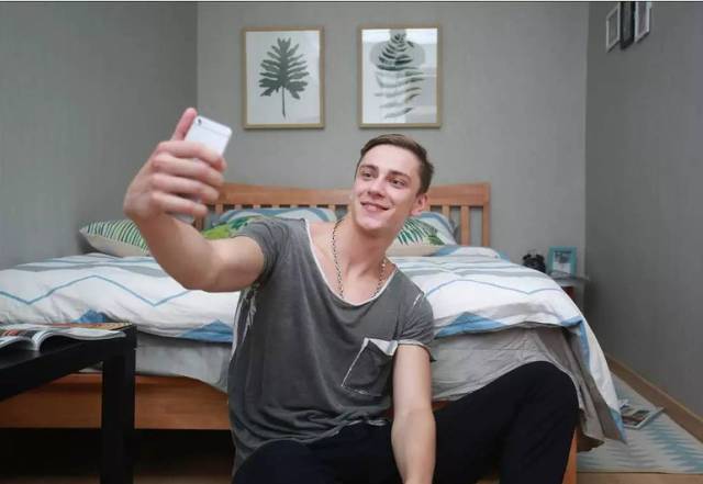 外国小鲜肉只花400元竟然租到了北京二环的房子，然而刚拿到房子的瞬间却差点哭了出来