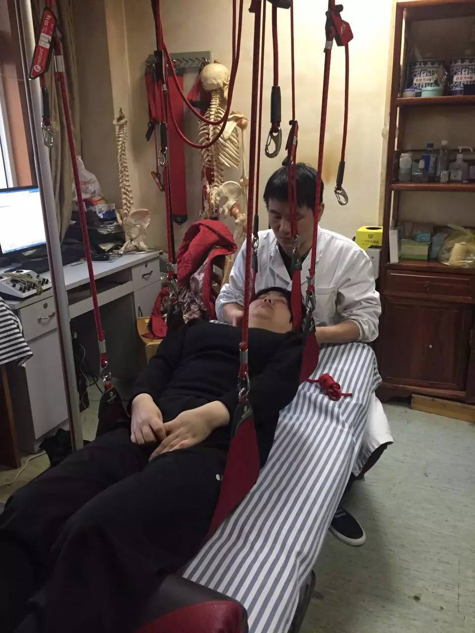 颈椎病、腰椎病，试试吊起来治病