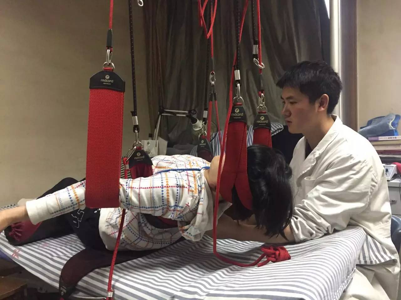 颈椎病、腰椎病，试试吊起来治病