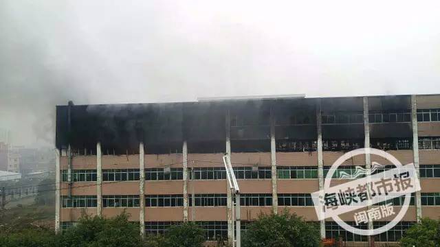 泉州一化工厂发生火灾爆炸瞬间,泉州一厂房发生火灾现场浓烟滚滚