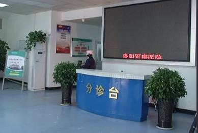 一个小伙躺在手术台上扎针,小伙在手术台上被扎针