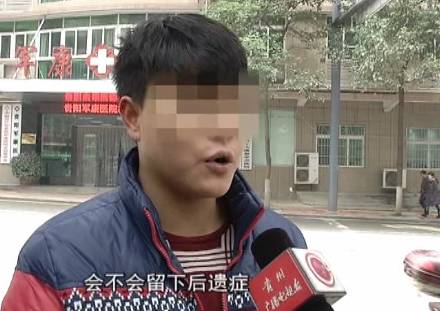 一个小伙躺在手术台上扎针,小伙在手术台上被扎针