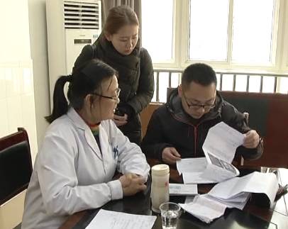 一个小伙躺在手术台上扎针,小伙在手术台上被扎针