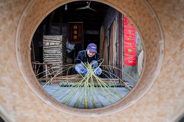「他们的“江湖”」看点头这双巧手如何玩转竹子!