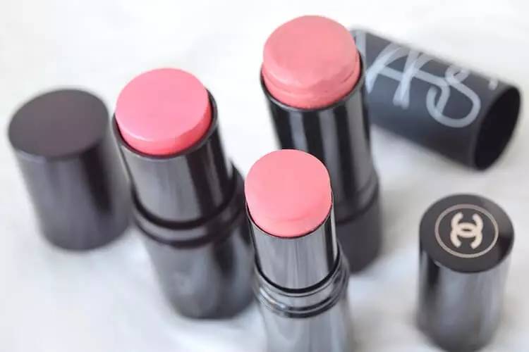 淡颜系腮红推荐收缩色,适合新手且百搭的腮红推荐