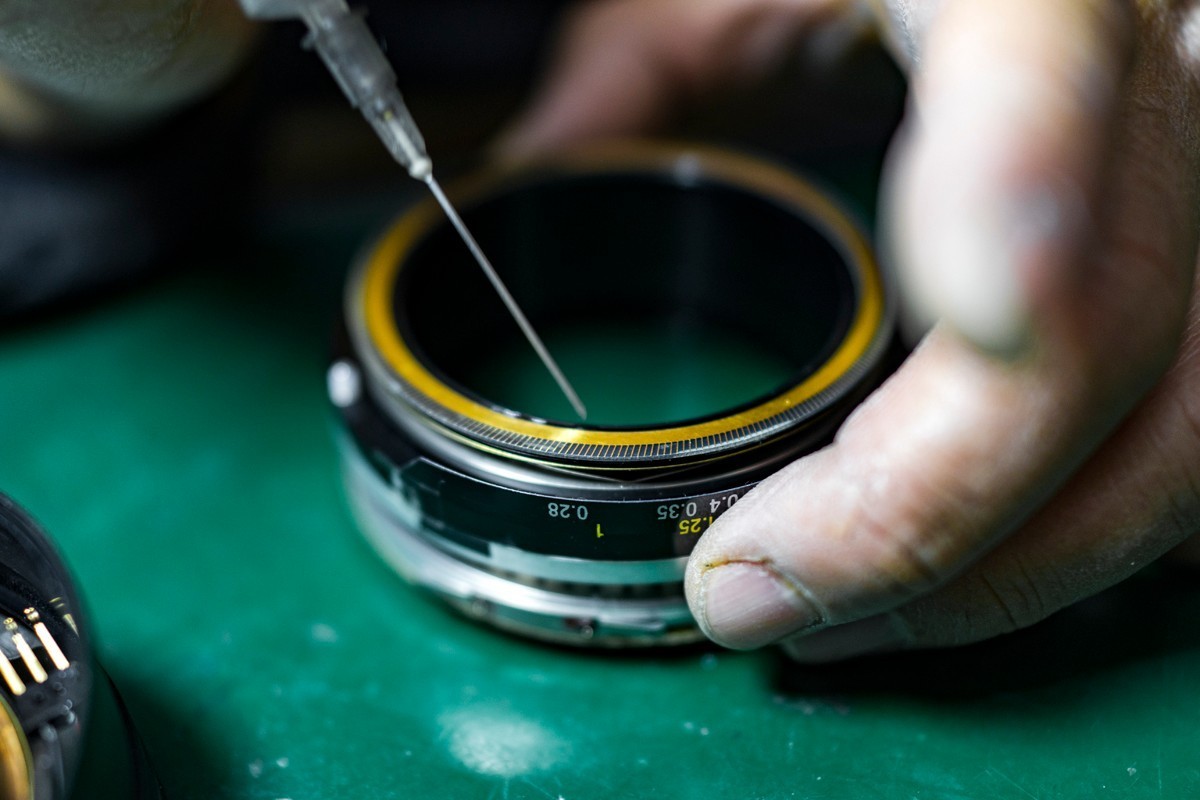 铜人像里藏着修相机的头牌师傅，33年的坚守积累千金不换的口碑