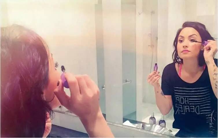 睫毛膏属于美妆类吗,睫毛膏是化妆必备