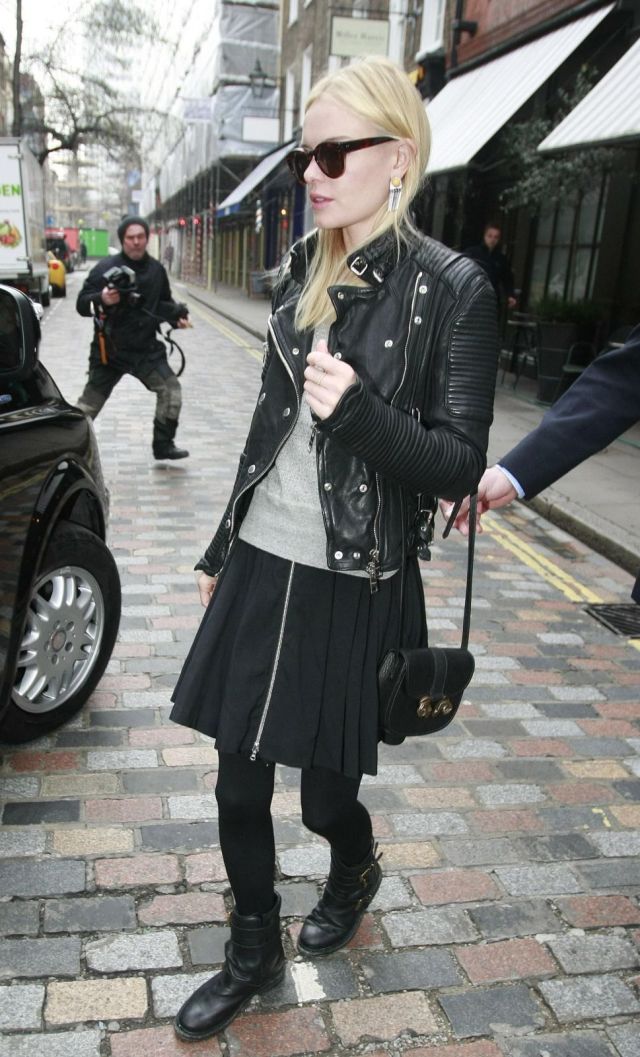 早春如何挑外套颜色好看,秋天的皮衣外套该怎么选