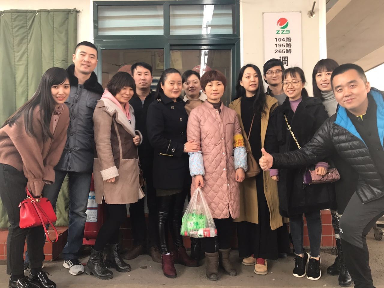 疯了！一群人在街上要钱，用了什么方法……竟拿到了这么多！