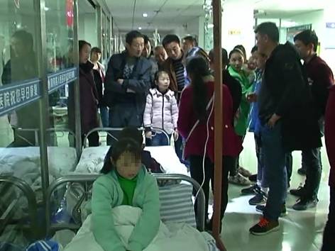 遵义凤冈一小学13名学生疑似食物中毒记者调查事件真相