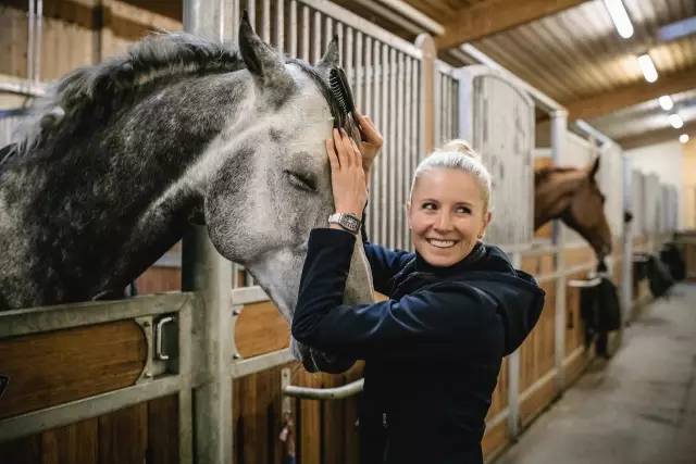 盛装舞步典雅庄重,轻盈飘逸的舞步