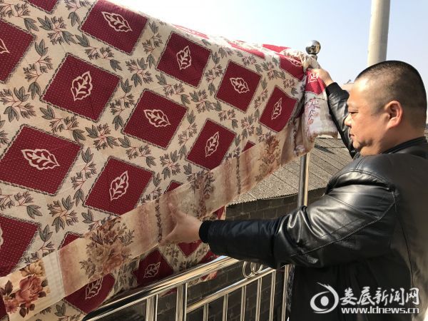 好丈夫照顾出院妻子短视频,丈夫不离不弃照顾妻子整整7年