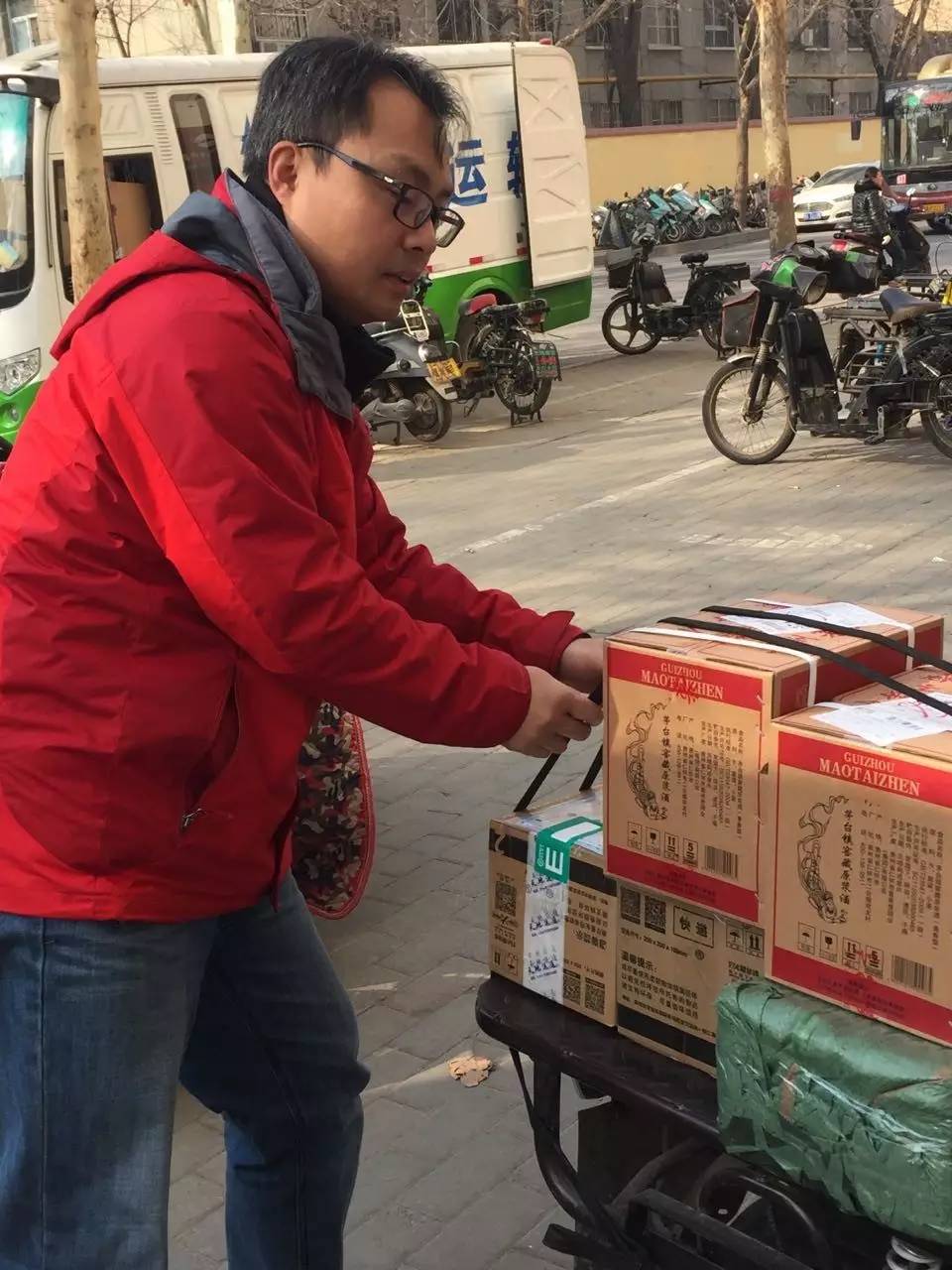 疯了！一群人在街上要钱，用了什么方法……竟拿到了这么多！