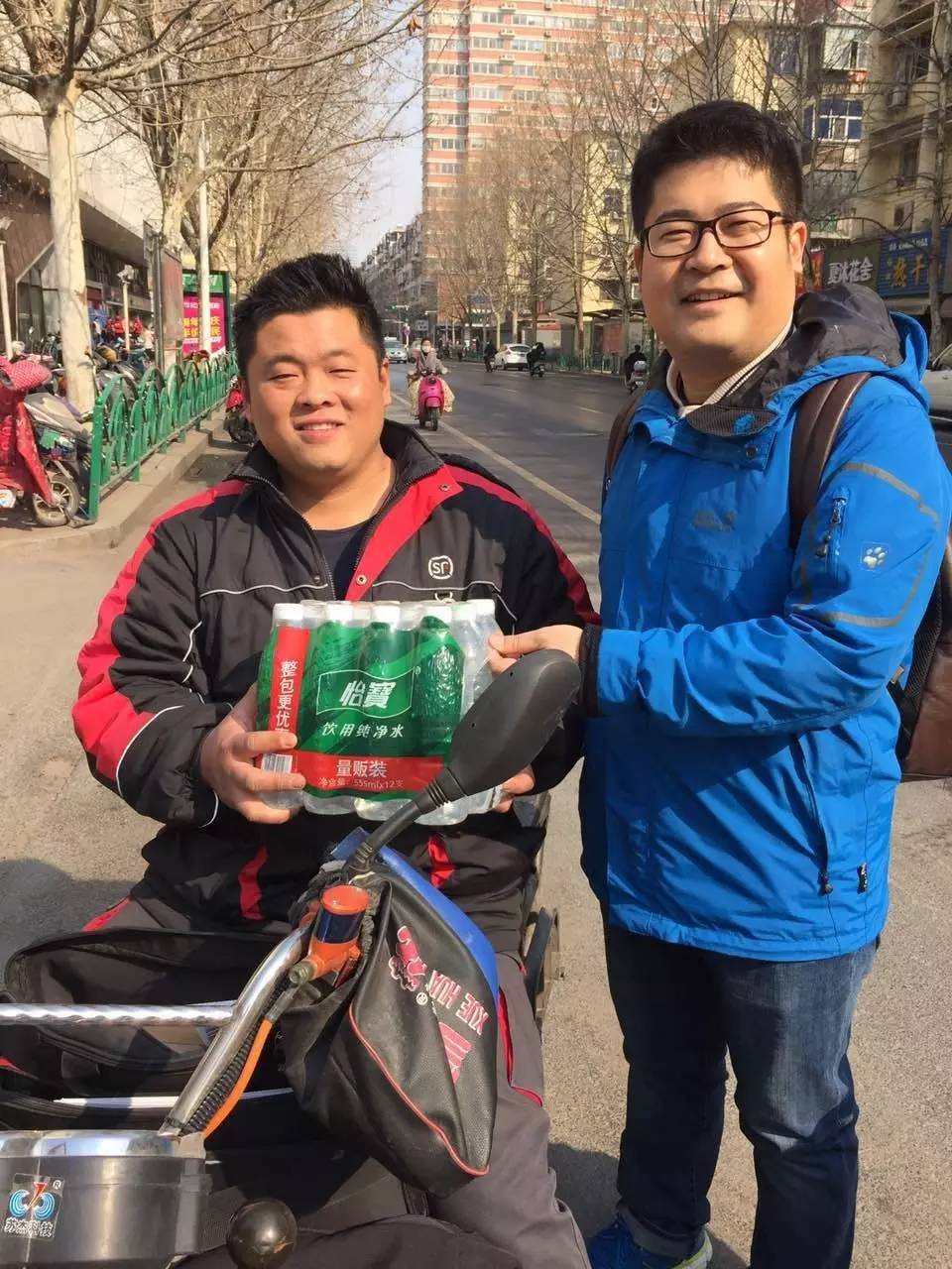 疯了！一群人在街上要钱，用了什么方法……竟拿到了这么多！