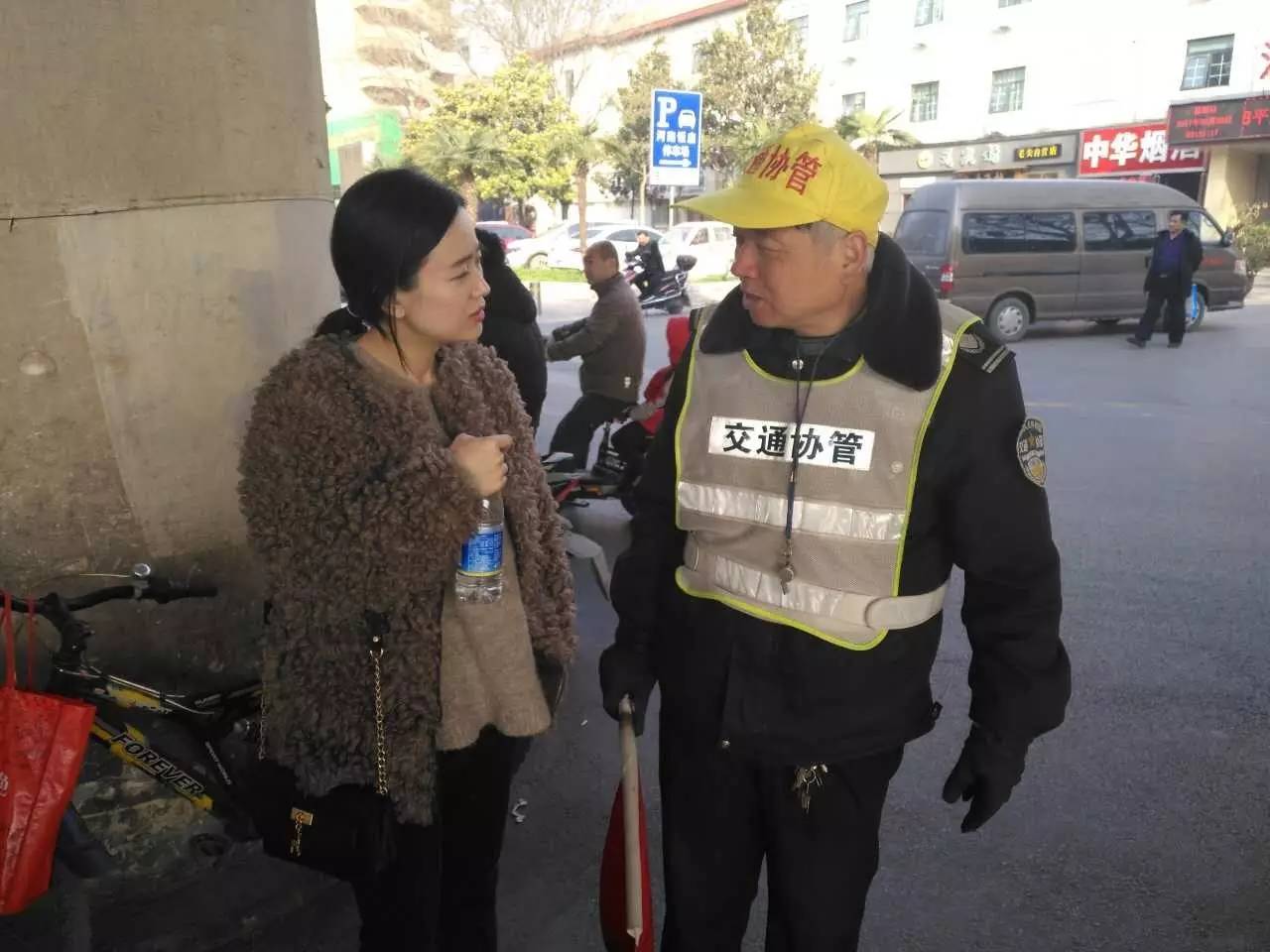 疯了！一群人在街上要钱，用了什么方法……竟拿到了这么多！