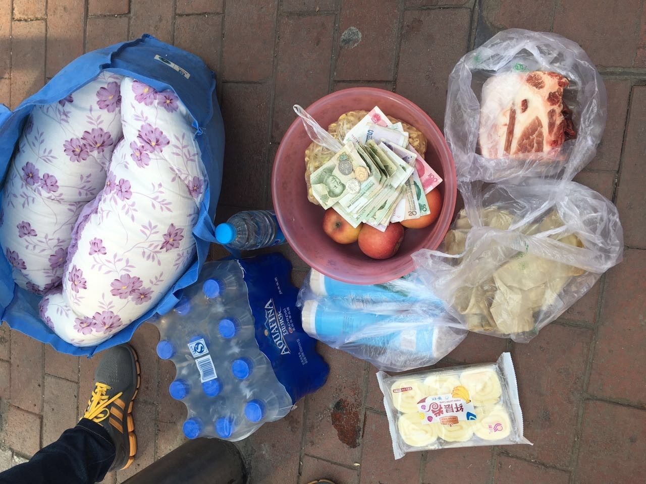 疯了！一群人在街上要钱，用了什么方法……竟拿到了这么多！