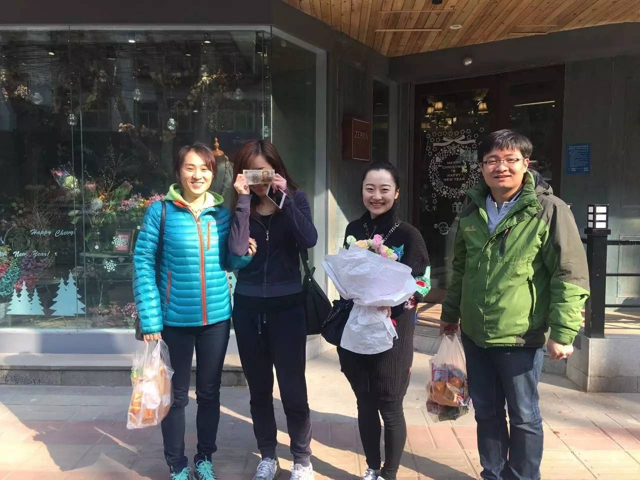 疯了！一群人在街上要钱，用了什么方法……竟拿到了这么多！