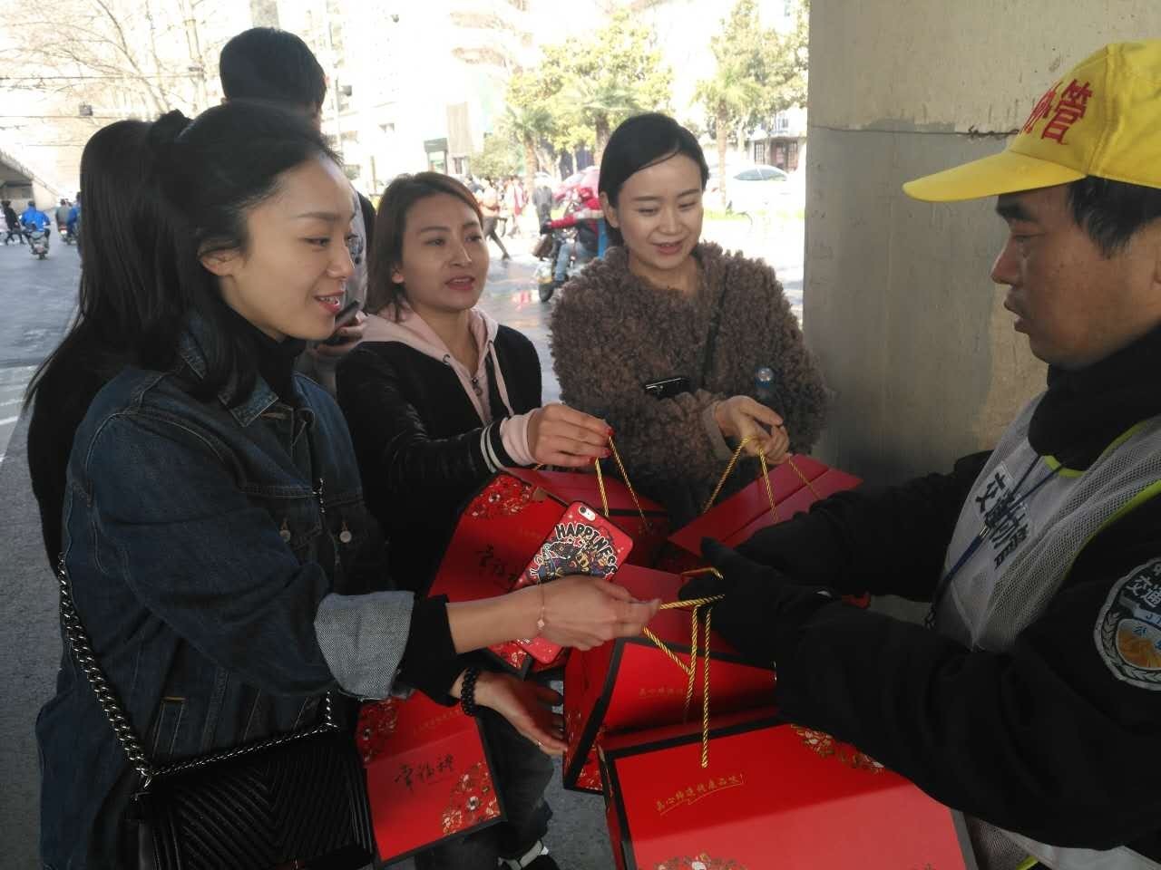 疯了！一群人在街上要钱，用了什么方法……竟拿到了这么多！