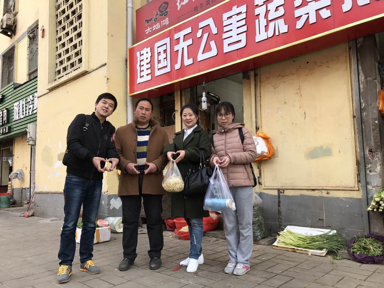 疯了！一群人在街上要钱，用了什么方法……竟拿到了这么多！