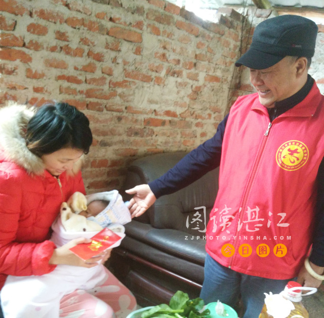 志愿者给贫困户送温暖,寒冬腊月送真情志愿服务暖人心