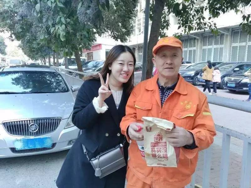 疯了！一群人在街上要钱，用了什么方法……竟拿到了这么多！