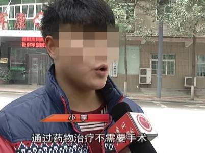 一个小伙躺在手术台上扎针,小伙在手术台上被扎针