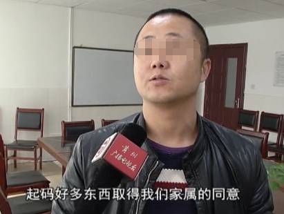 一个小伙躺在手术台上扎针,小伙在手术台上被扎针