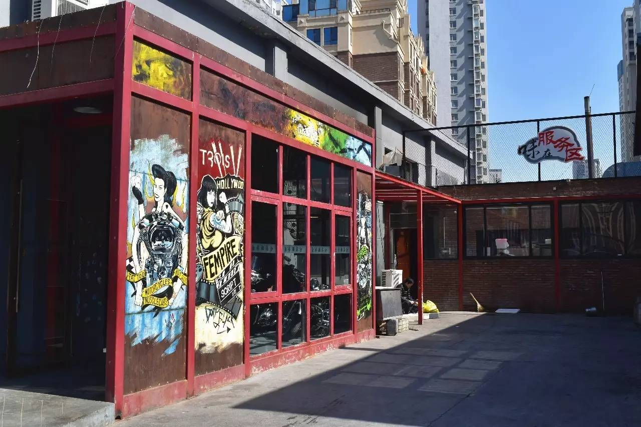 带一个名字里有字母Y的朋友来这家店就送钱！