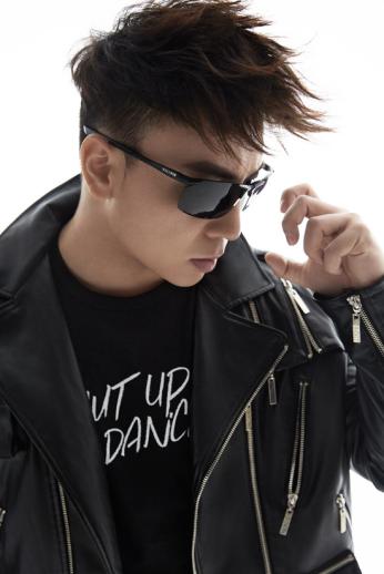 释小龙戴的墨镜,你与斯文败类只差一副眼镜