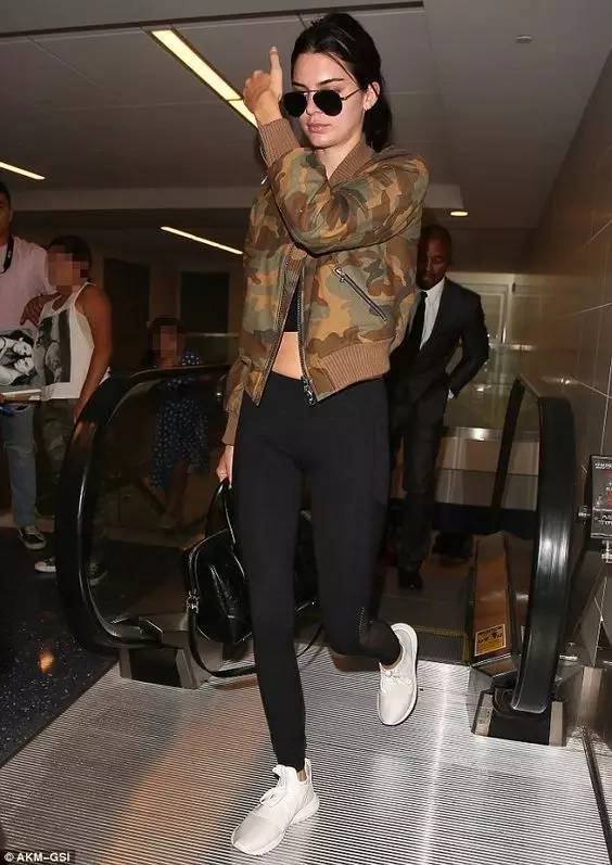 TA才是肯豆真爱｜流水的时尚造型铁打的小白鞋