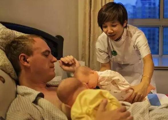 外国男人体验孕妇日常,中国坐月子让外国惊呆