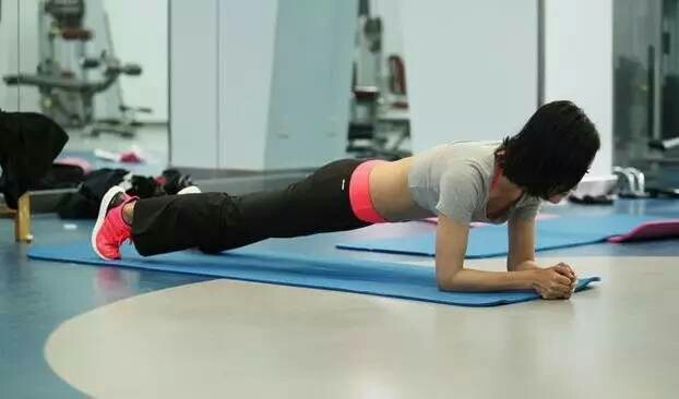 平板支撑每天2分钟坚持3个月,深蹲和平板支撑能不能紧致身材