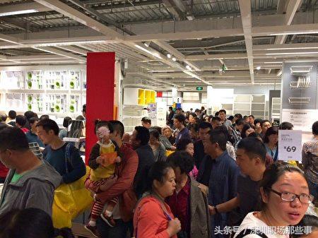 外国人尝试在宜家住一晚,在宜家睡觉的中国人