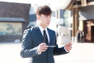 释小龙戴的墨镜,你与斯文败类只差一副眼镜