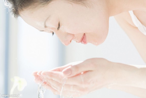 如何用水判断化妆品的好坏,怎样测试化妆品好坏