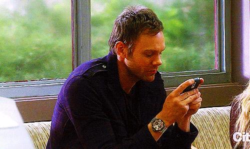 几滴“神液”让手机穿上铁布衫，锤子也砸不碎屏幕