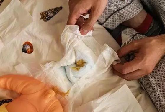 外国男人体验孕妇日常,中国坐月子让外国惊呆