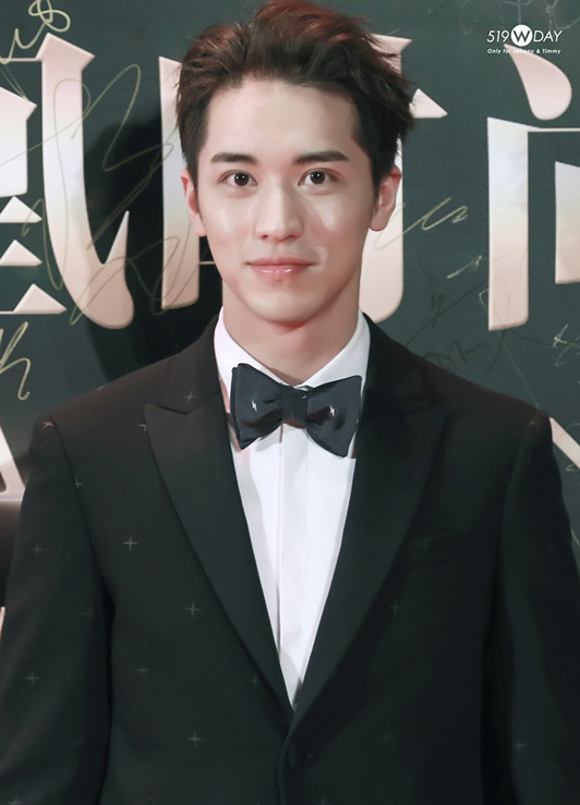 那些公认难穿的颜色,90后艺人许魏洲是怎么HOLD住的?