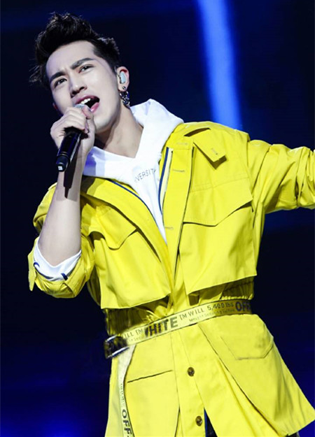 那些公认难穿的颜色,90后艺人许魏洲是怎么HOLD住的?