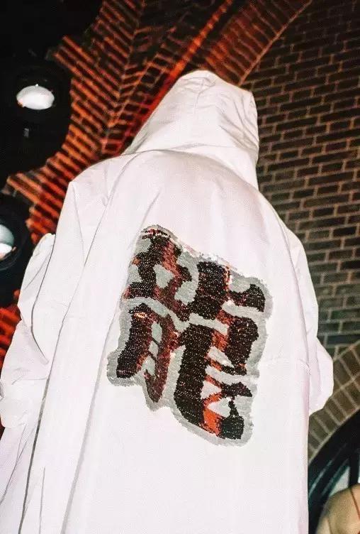 外国人把“酱油”穿在身桑，时尚界都流行用中文装逼啦！