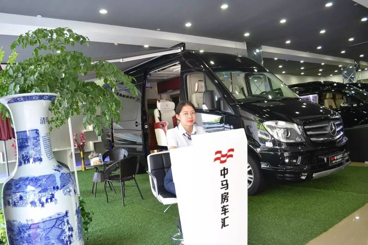 要的就是度假感!奔驰C10C有电视有沙发,有床有洗手间