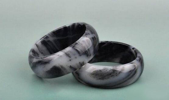 这丝滑，像抚摸刚出水的女人的肌肤一般