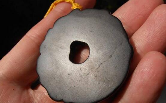 这丝滑，像抚摸刚出水的女人的肌肤一般