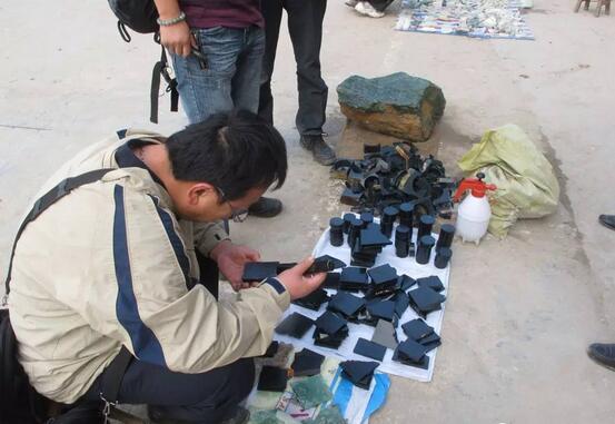 这丝滑，像抚摸刚出水的女人的肌肤一般