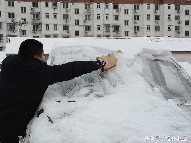 下暴雪怎么清理车上积雪,暴雪天气大棚积雪处理措施