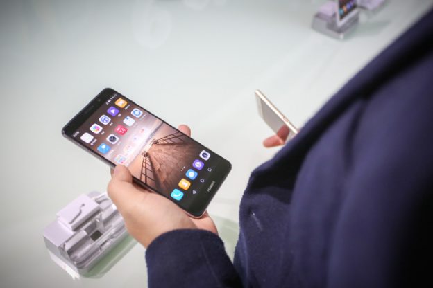 光合作用下一盆栽居然是手机充电器！华为苹果的充电器瞬间逊色了