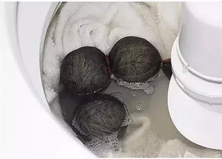 洗衣机洗羽绒服羽绒散了,用洗衣机洗羽绒结块了怎么处理