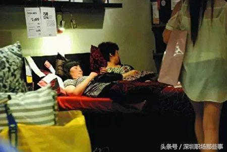 外国人尝试在宜家住一晚,在宜家睡觉的中国人