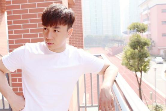 释小龙戴的墨镜,你与斯文败类只差一副眼镜